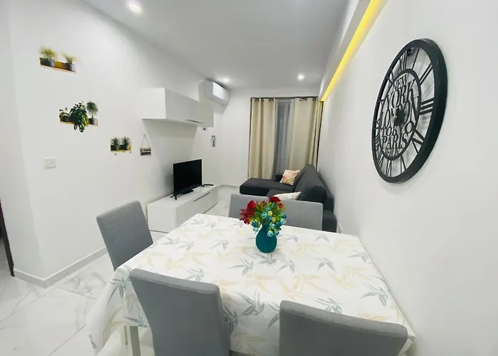Central, Bright & Modern Apartment