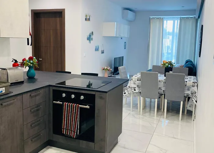 Central, Bright & Modern Apartment