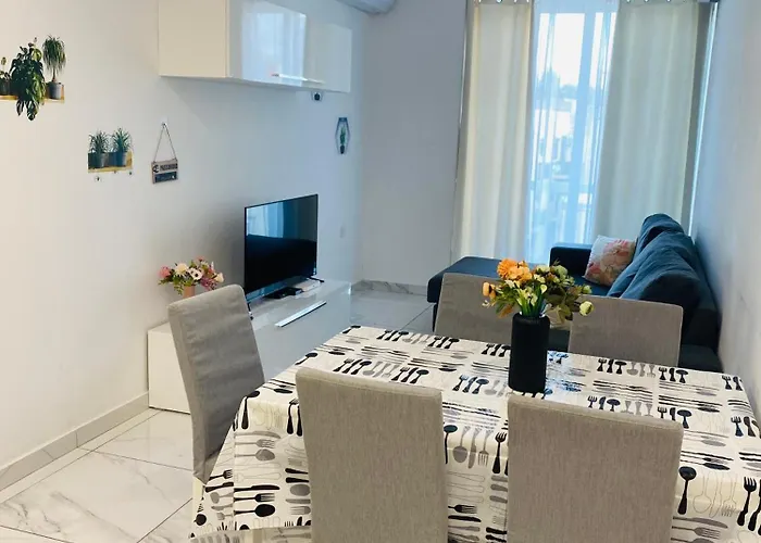 Central, Bright & Modern Apartment